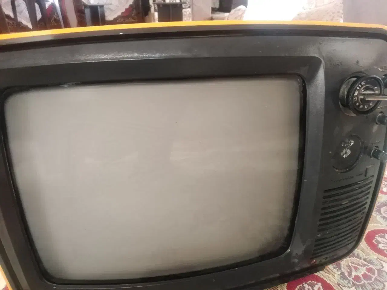 تلویزیون نارنجی قدیمی|تلویزیون و پروژکتور|قم, خاکفرج|دیوار