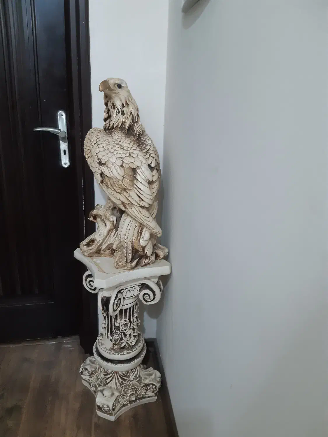 پایه گچی به همراه مجسمه عقاب|مجسمه، تندیس، ماکت|رشت, دیلمان|دیوار