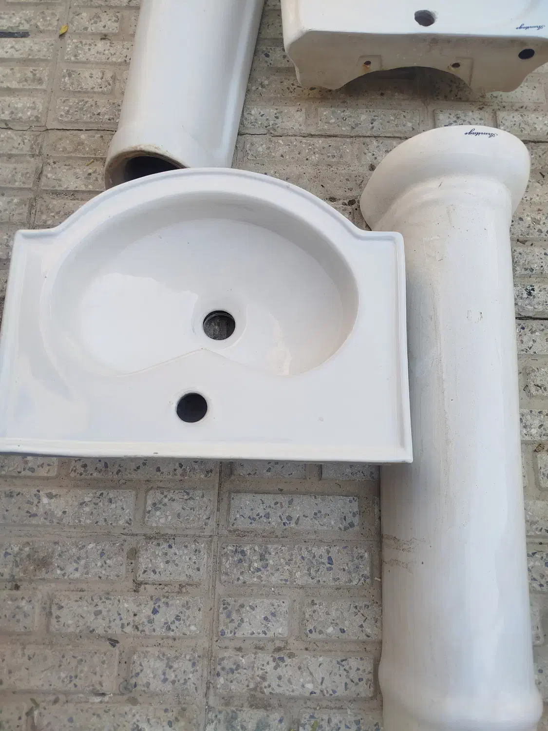 یک عدد روشویی با پایهروشوی با عرض40cm|لوازم سرویس بهداشتی|شاهین‌شهر, خانه کارگر|دیوار