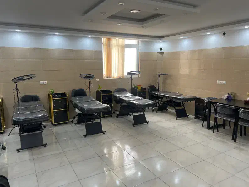 اجاره تخت در سالن زیبایی با کمترین قیمت|خدمات آرایشگری و زیبایی|شیراز, فرگاز|دیوار