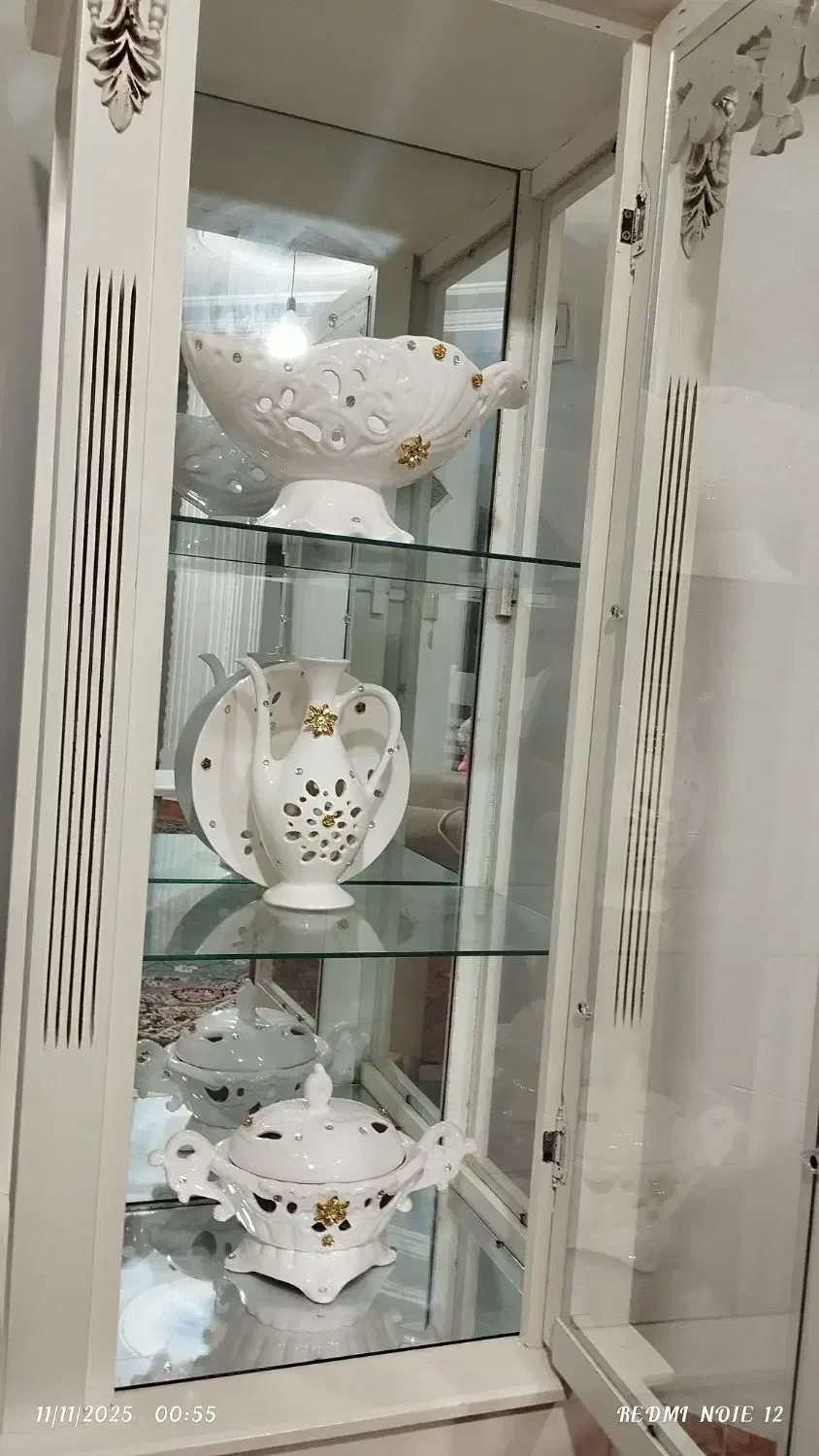 ویترین سه طبقه همراه باظرف های دکوری|بوفه، ویترین، کنسول|رشت, پیرکلاچای|دیوار