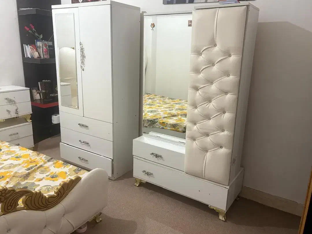 یک دست مبل ویک تخت خواب ویک کمدارایشی ویک کمدلباسی|تخت و سرویس خواب|چغادک, |دیوار