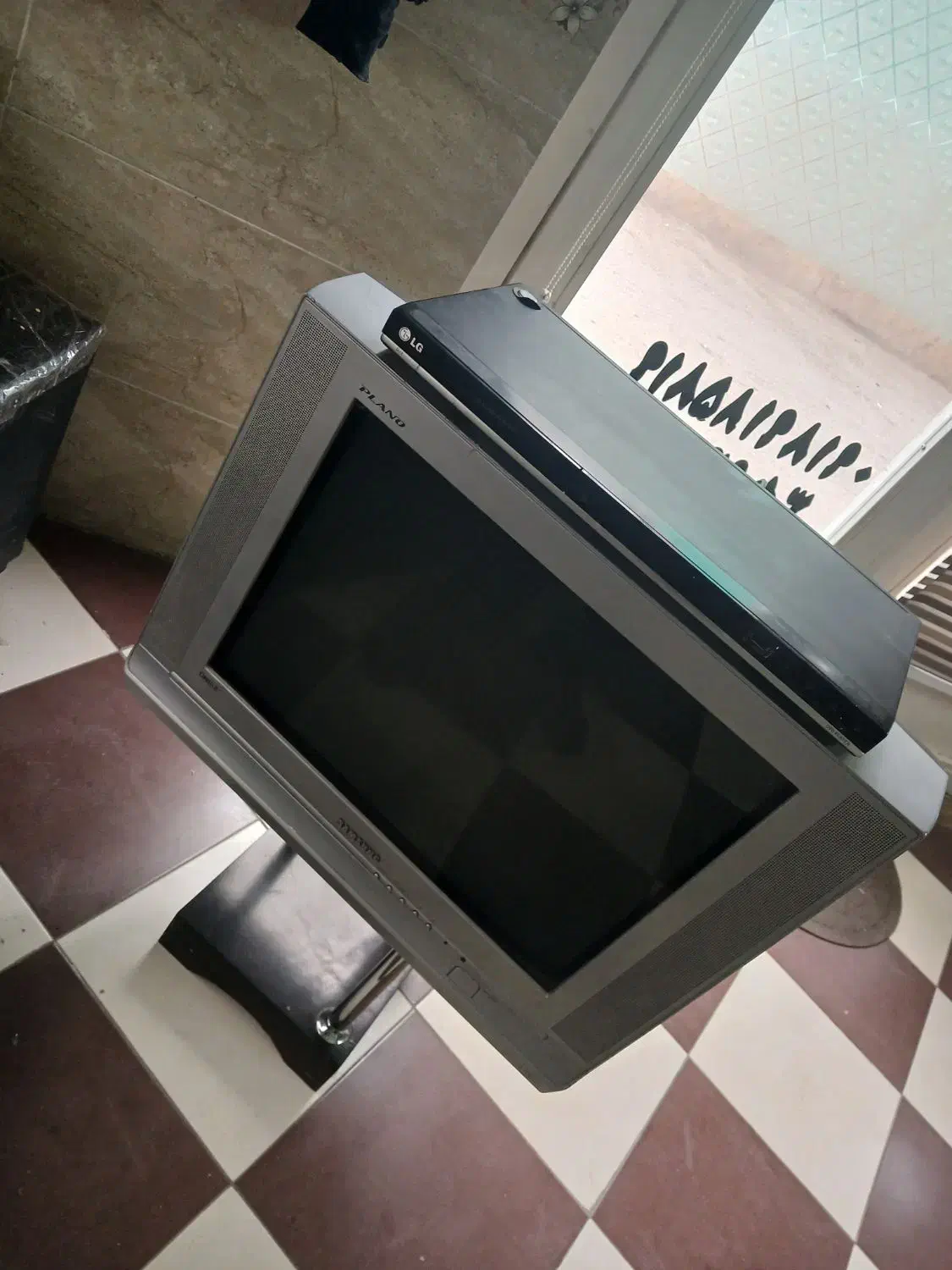 تلویزیون ۲۴  سامسونگ+میز کنار مبل و دستگاه سی دی|تلویزیون و پروژکتور|کرمانشاه, |دیوار