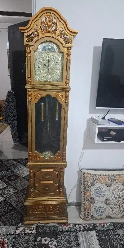 ساعت ایستاده رنگ طلایی کار میکنه فقط باطری میخواد|ساعت دیواری و تزئینی|لنگرود, |دیوار