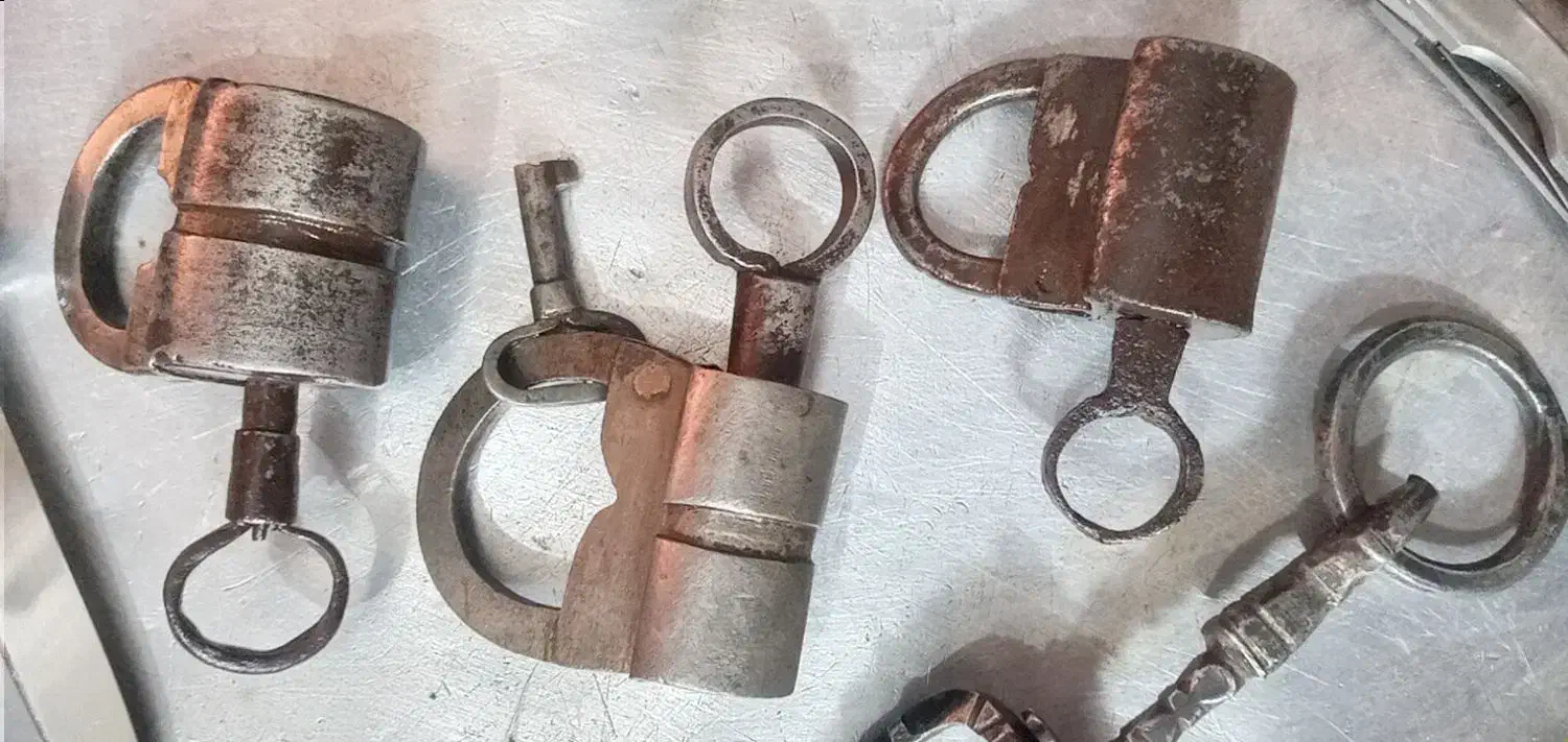 قفل و زنگوله|کلکسیون اشیاء عتیقه|یزد, |دیوار