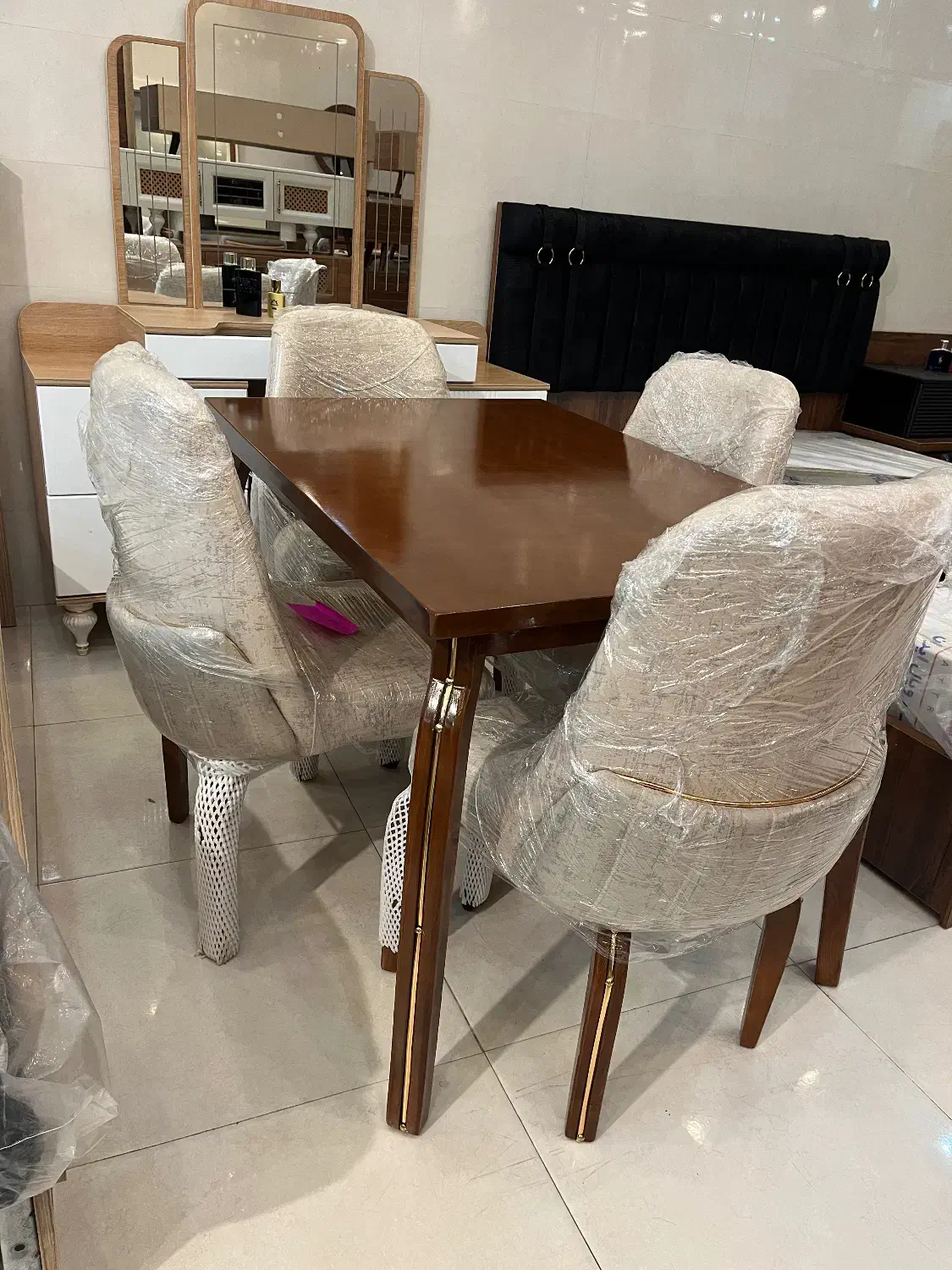 ناهارخوری مدل لورنت|میز و صندلی غذاخوری|کاشان, گارزگاه|دیوار