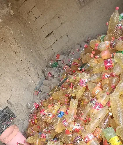 بطری پر و خالی|ظروف نگهدارنده، پلاستیکی، یک‌بارمصرف|زهک, |دیوار