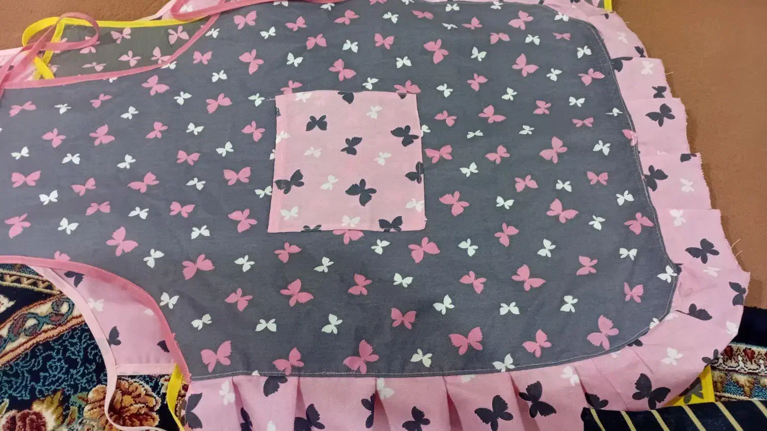 چندعددپیش بند با یک جفت کفش|کفش و لباس بچه|اسدآباد, |دیوار