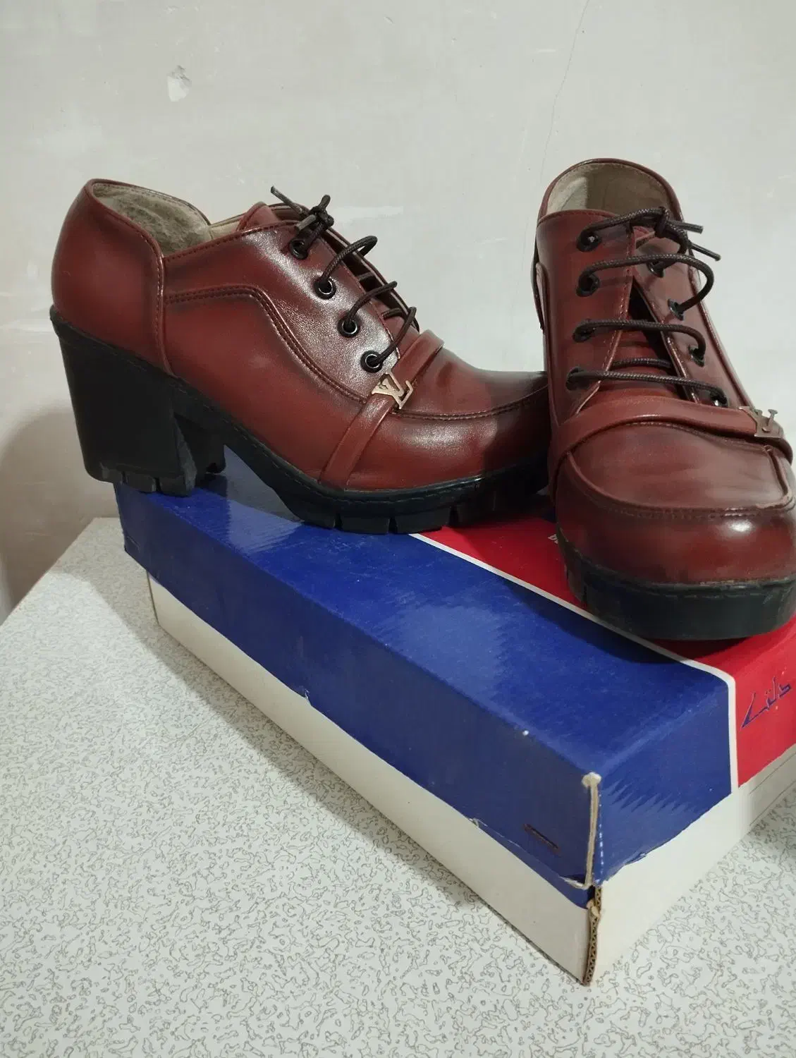 کفش|کیف، کفش، کمربند|مشهد, نیزه|دیوار