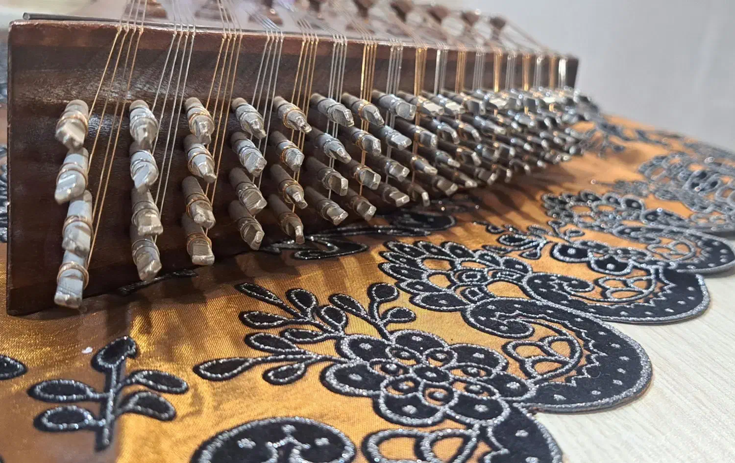 سنتور فرزام چوب گردو 500 ساله|سازهای سنتی|شیراز, منطقه هوایی شهید دوران|دیوار