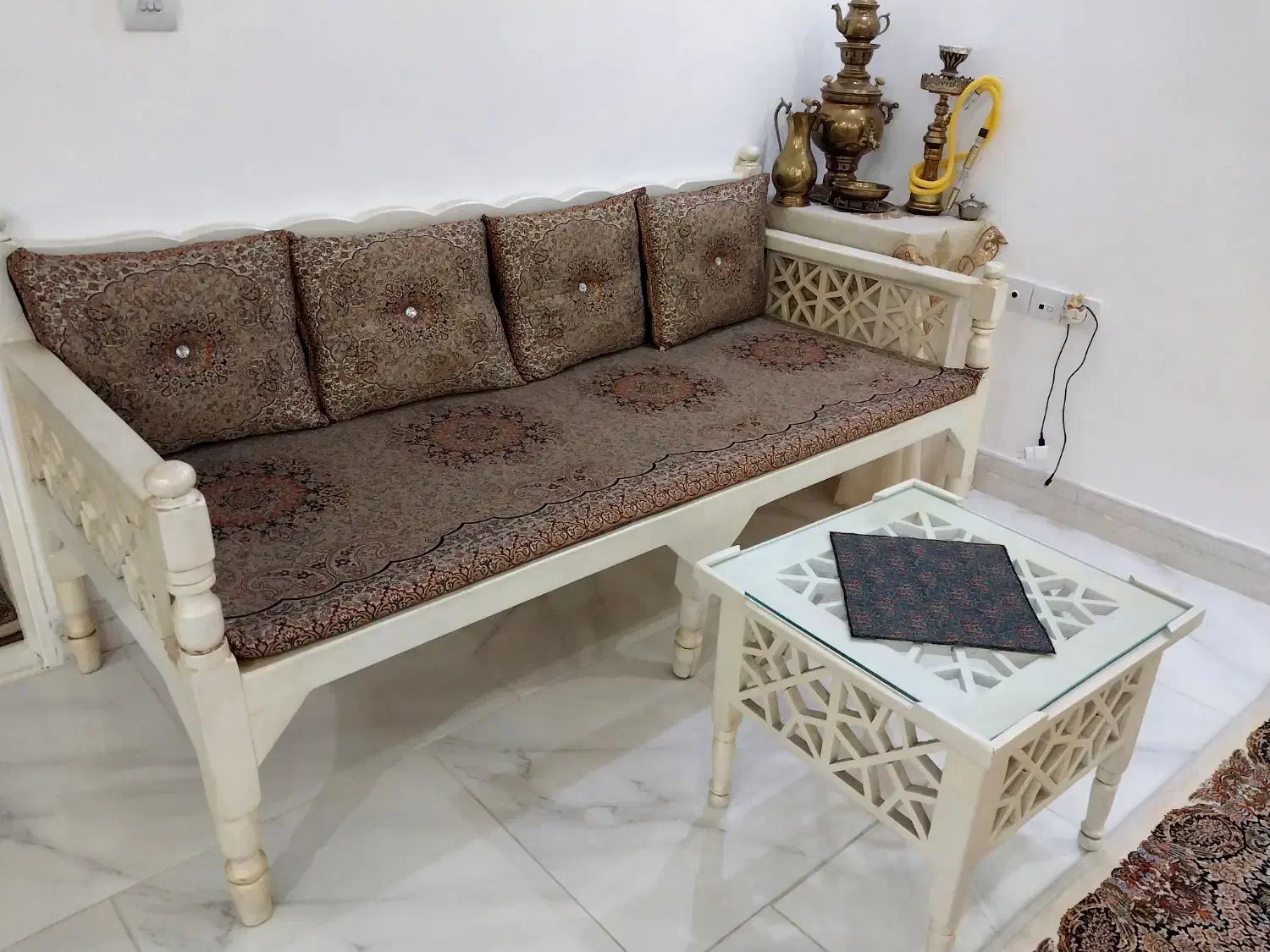 تخت سنتی|مبلمان خانگی و میز عسلی|قم, قلعه کامکار|دیوار