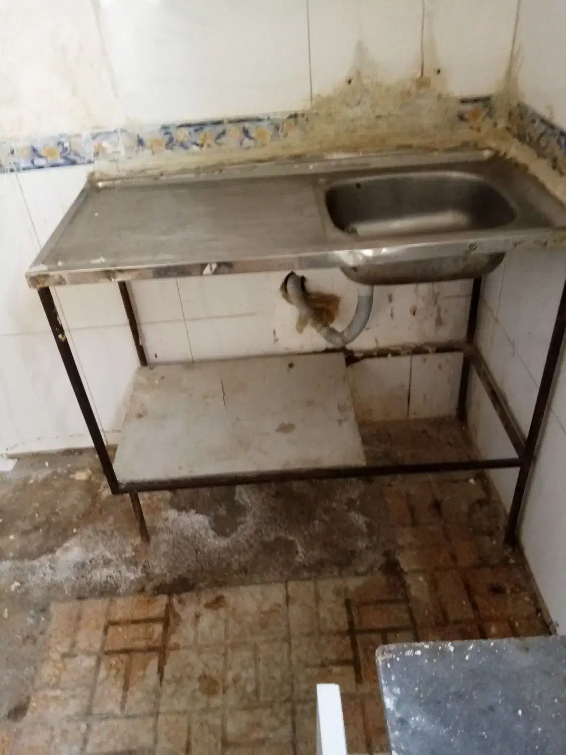 سنینک وزیرش|آب‌چکان و نظم‌دهنده ظروف|قم, عمار یاسر|دیوار