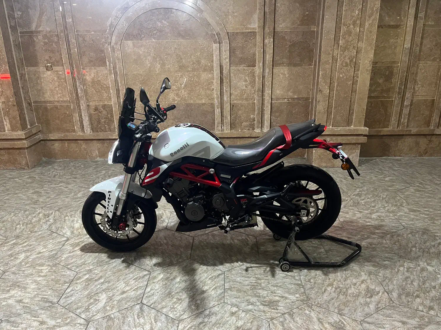 بنلیدوسیلندر|موتورسیکلت|بابل, |دیوار