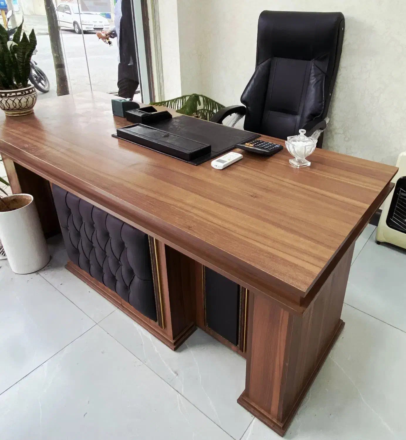 میز مدیریت و صندلی در حد نو|دفتر کار|ساری, |دیوار