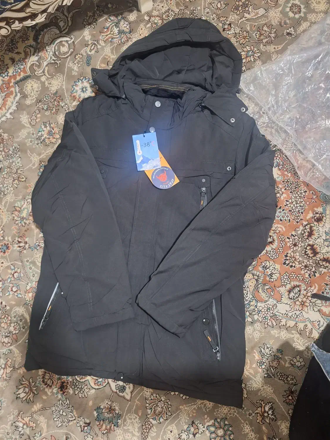 کاپشن|لباس|قره پشتلو, |دیوار