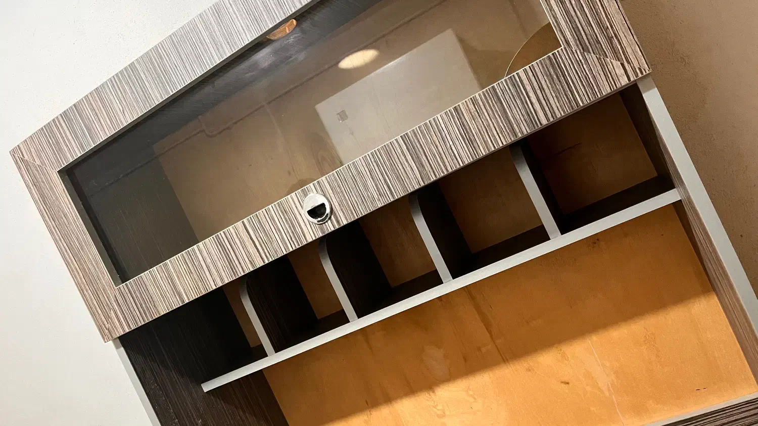 میز|میز تحریر و کامپیوتر|صومعه‌سرا, |دیوار