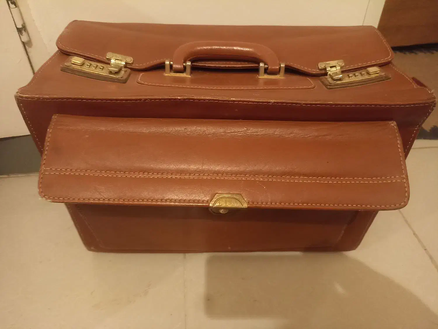 کیف چرم با قفل و رمز|کیف، کفش، کمربند|پرند, فاز ۳|دیوار