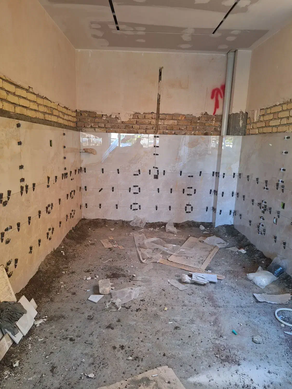 کاشی کاری کاشیکاری چسبی دغابی باسابقع چند نسل|خدمات پیشه و مهارت|ارومیه, |دیوار