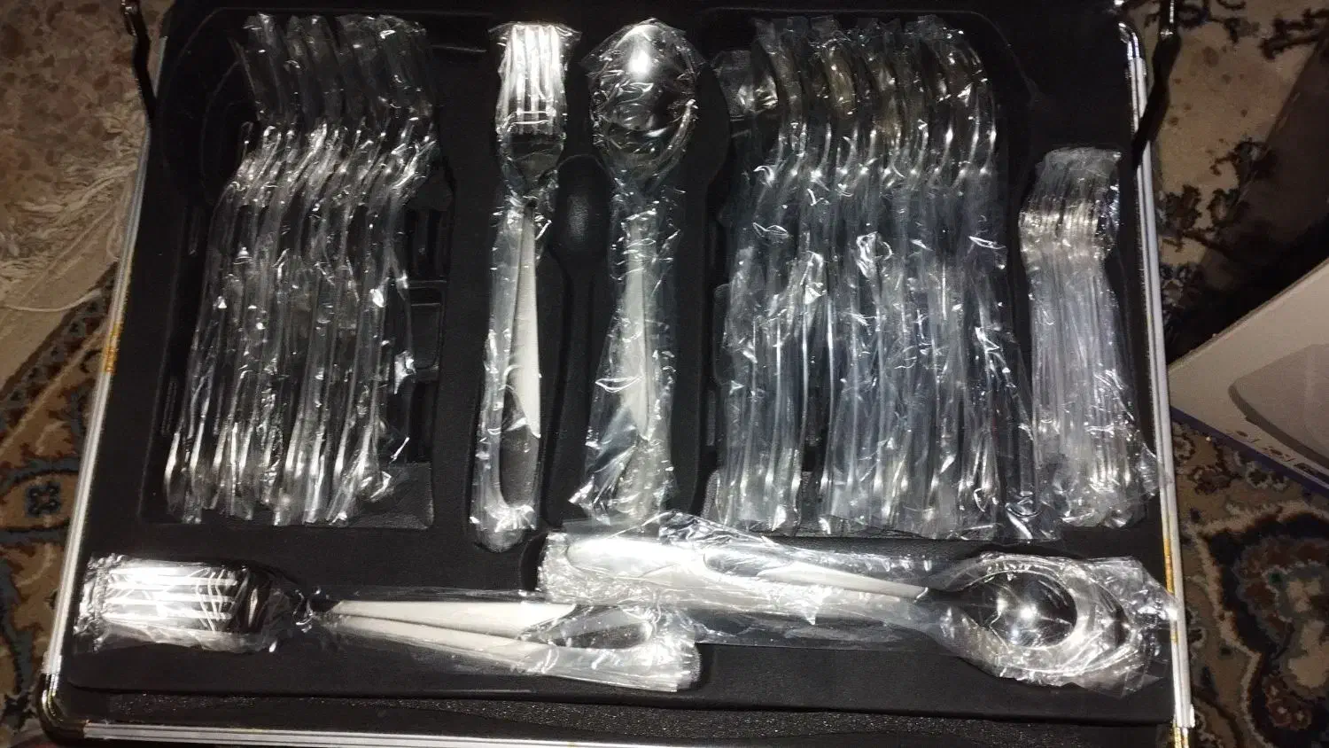 سرویس قاشق و چنگال چمدانی .|ظروف سرو و پذیرایی|تهران, امام حسین|دیوار