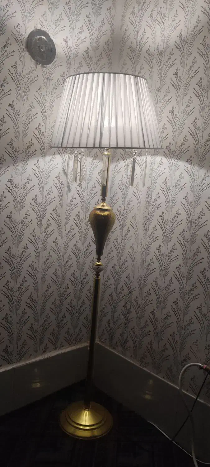 آباژور پایه طلایی|چراغ خواب و آباژور|جوانرود, |دیوار