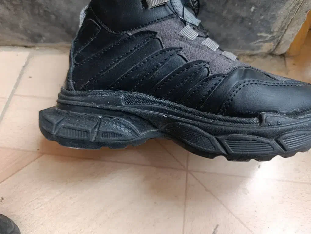 کفش|کیف، کفش، کمربند|شیراز, بریجستون|دیوار