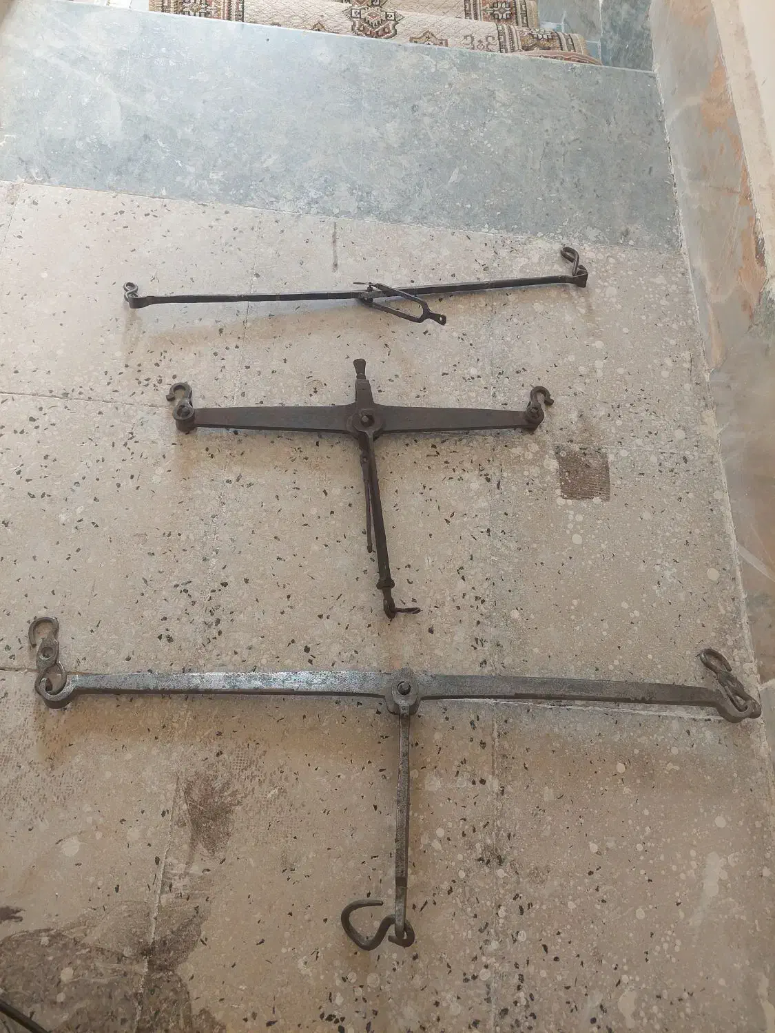 ترازوهای قدیمی|کلکسیون اشیاء عتیقه|زنجان, |دیوار