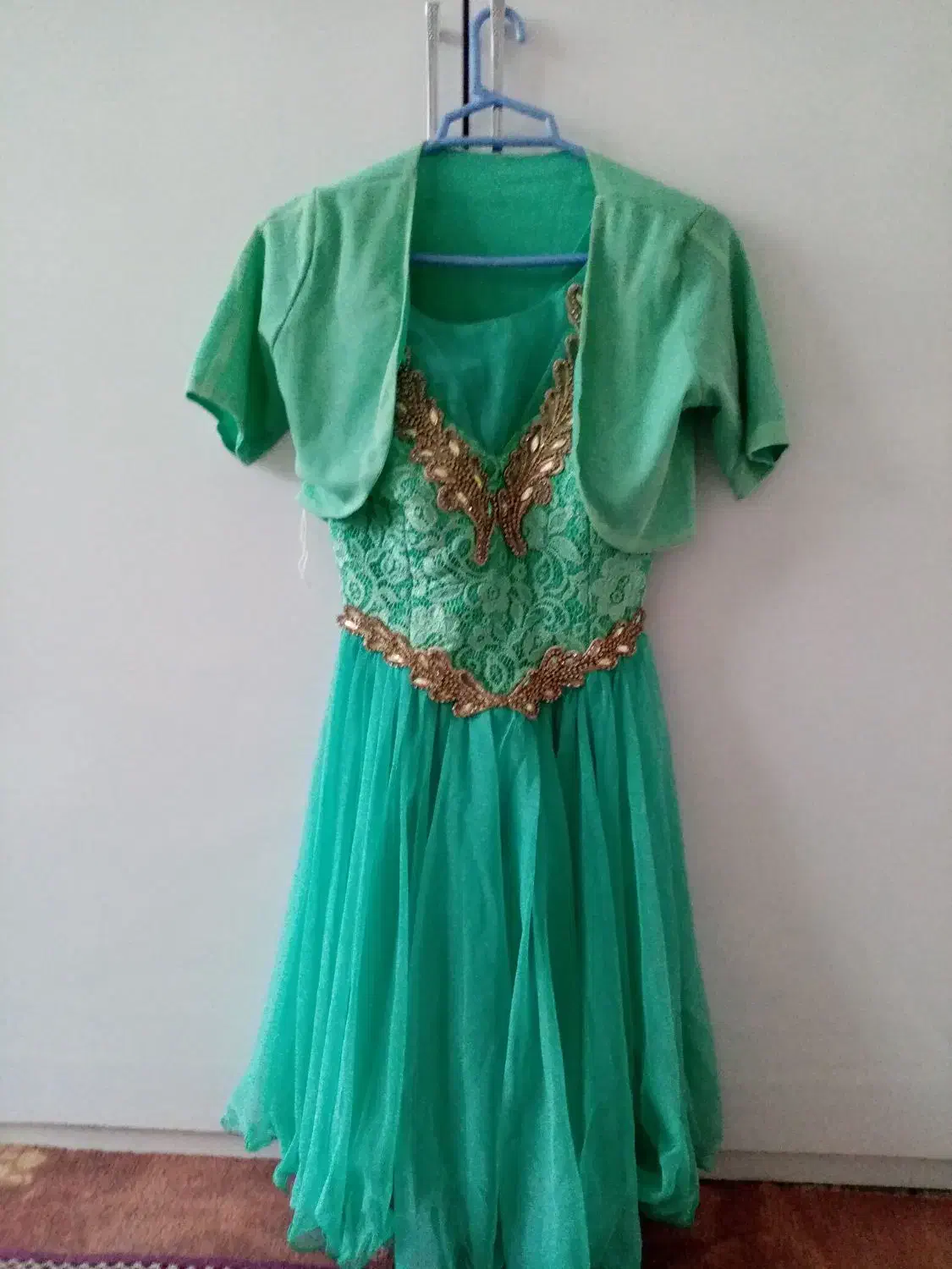 لباس مجلسی درحد نو|لباس|تربتحیدریه, منظر|دیوار