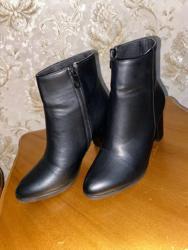 بوت|کیف، کفش، کمربند|فلاورجان, |دیوار