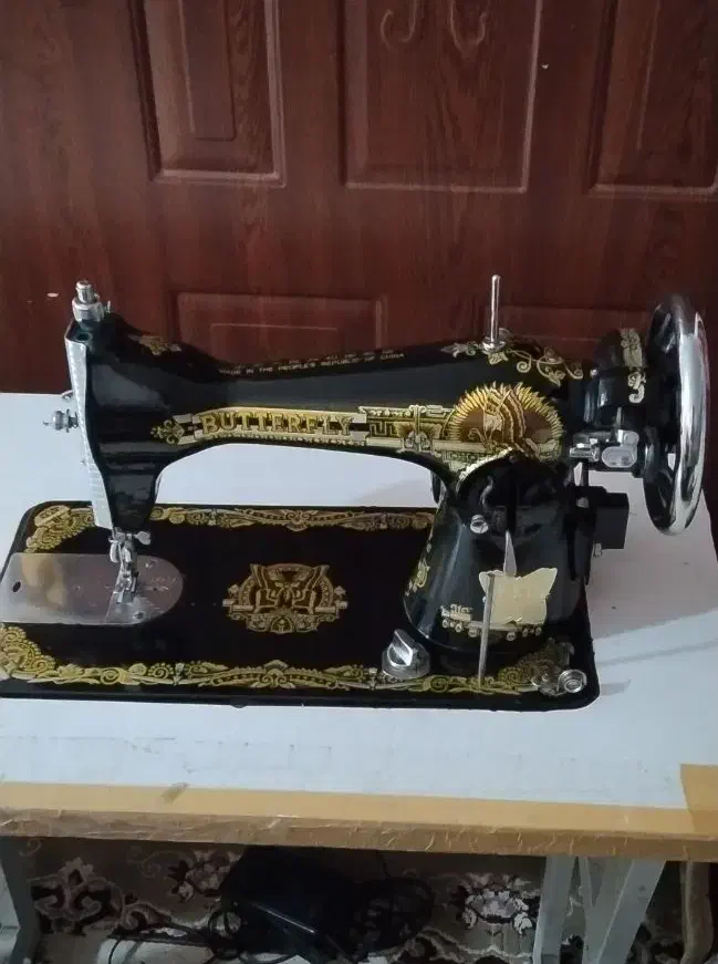 چرخ خیاطی پروانه با میز چوبی|چرخ خیاطی و ریسندگی|لنجان, |دیوار