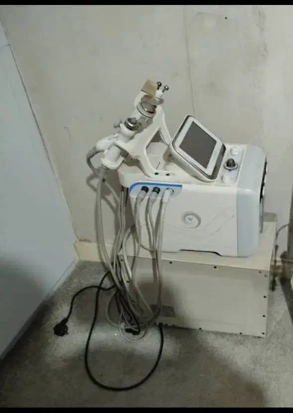 دستگاه هیدروفیشیال|آرایشگاه و سالن‌های زیبایی|چمران, |دیوار