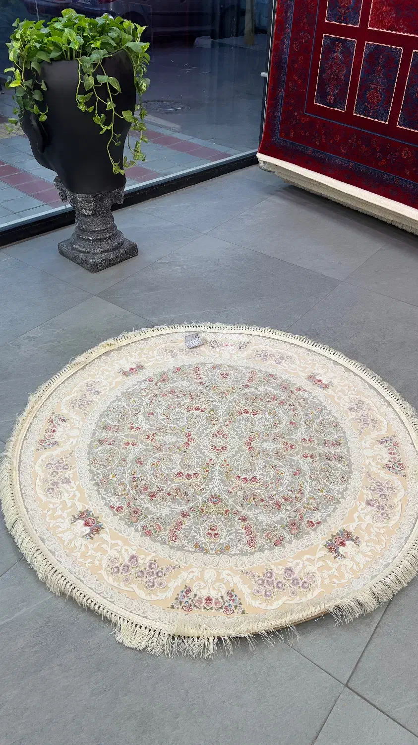 فرش گرد ۱۵۰ فیلی کرم ۱۲۰۰. شانه|فرش|قزوین, |دیوار