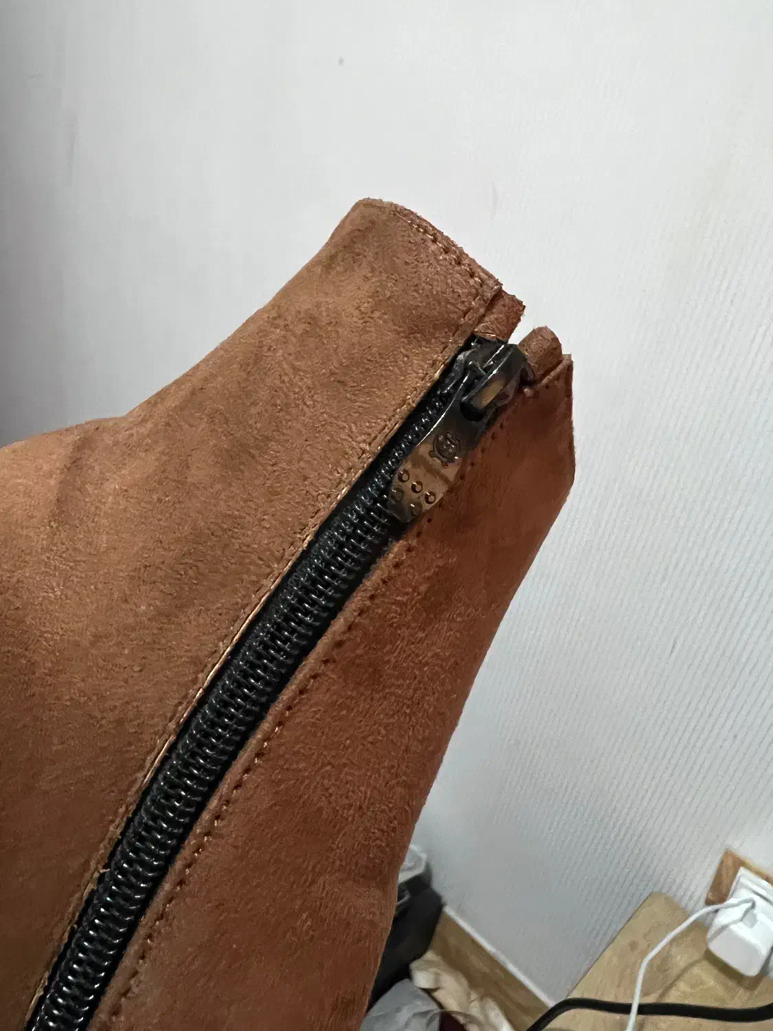 کفش|کیف، کفش، کمربند|رشت, پل تالشان|دیوار