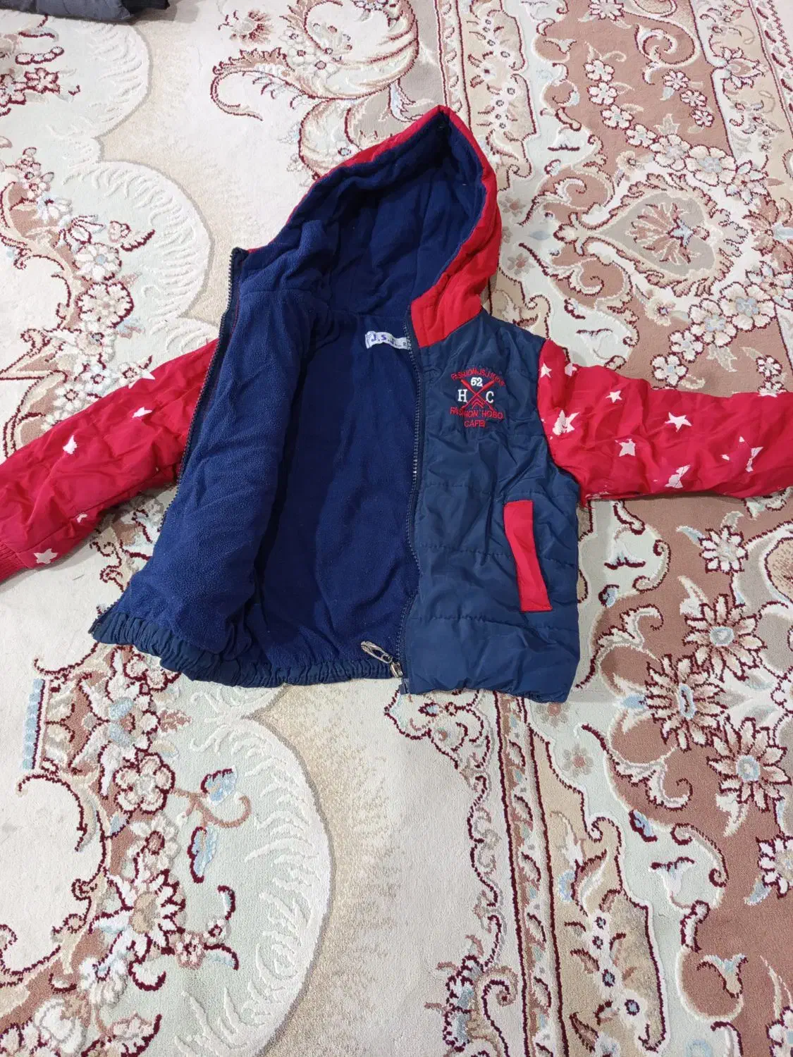 کاپشن|کفش و لباس بچه|صحنه, |دیوار