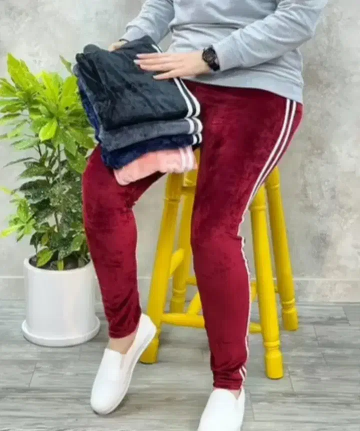 انواع شلوارمخمل زنانه تکی به قیمت عمده|کفش و لباس بچه|تبریز, |دیوار