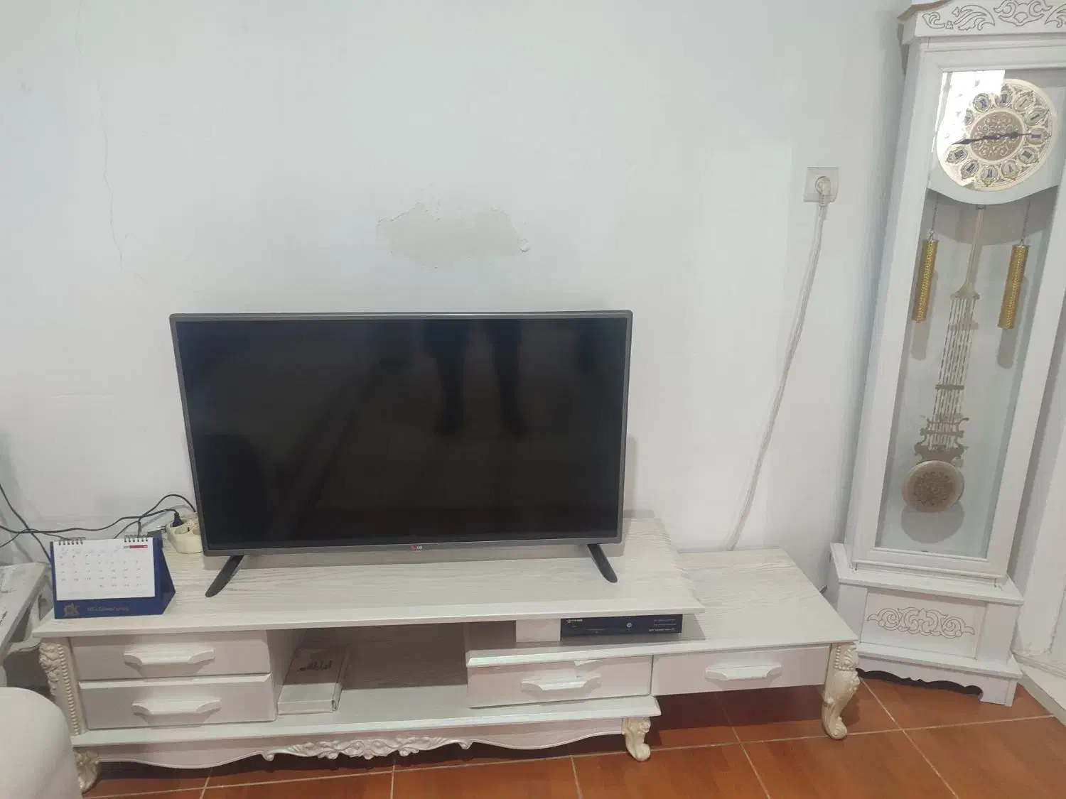 میز تلویزیون با ساعت ایستاده و مبل هفت نفره|مبلمان خانگی و میز عسلی|بندرعباس, |دیوار