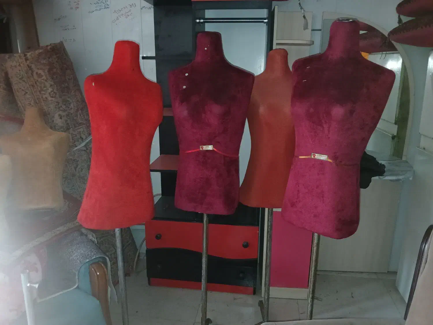 تعدادی مانکن ایستاده و نیم تنه و چندعدد ورقه ای|فروشگاه و مغازه|خرمآباد, |دیوار