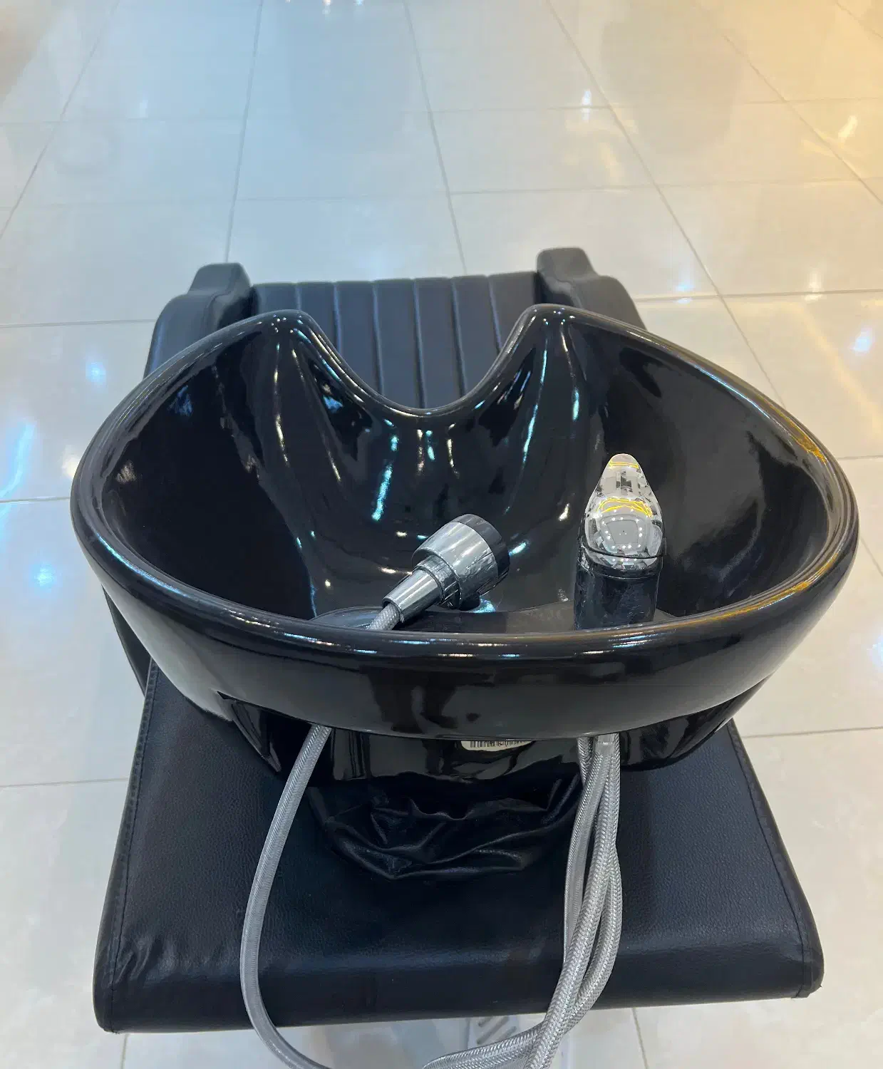 صندلی ‌،سرشور ،اینه ،کمد و دکوری‌ زنبوری ارایشگاه|آرایشگاه و سالن‌های زیبایی|یزد, |دیوار