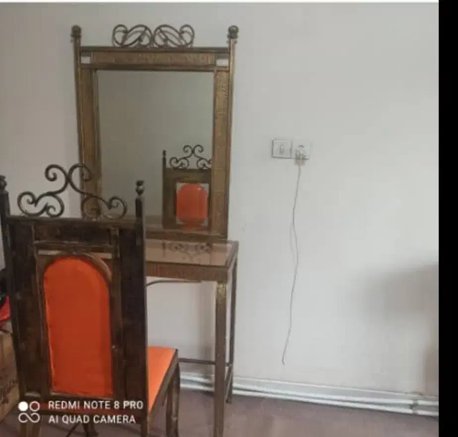 یک میز آرایشی و صندلی|میز و صندلی غذاخوری|اصفهان, بهارستان (مخابرات)|دیوار