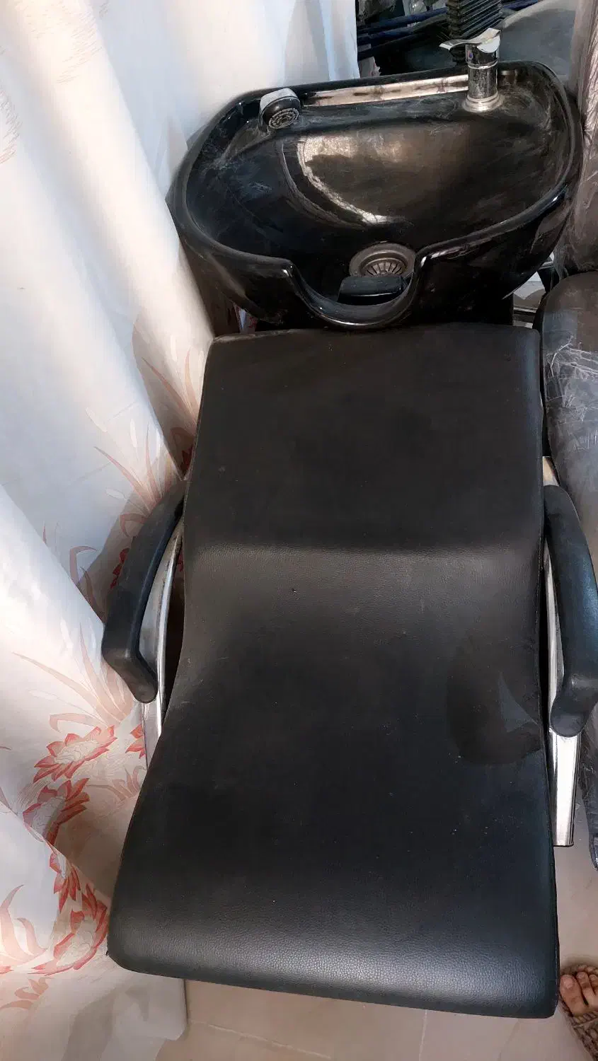 صندلی و سرشور آرایشگاه|آرایشگاه و سالنهای زیبایی|سرخه حصار, |دیوار