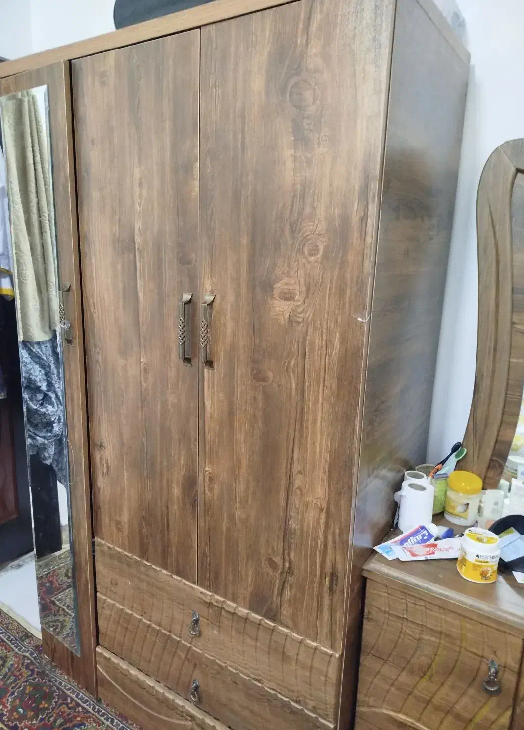 کمد جادار و بزرگ بهمراه میز ارایش|جاکفشی، کمد، دراور|زابل, |دیوار