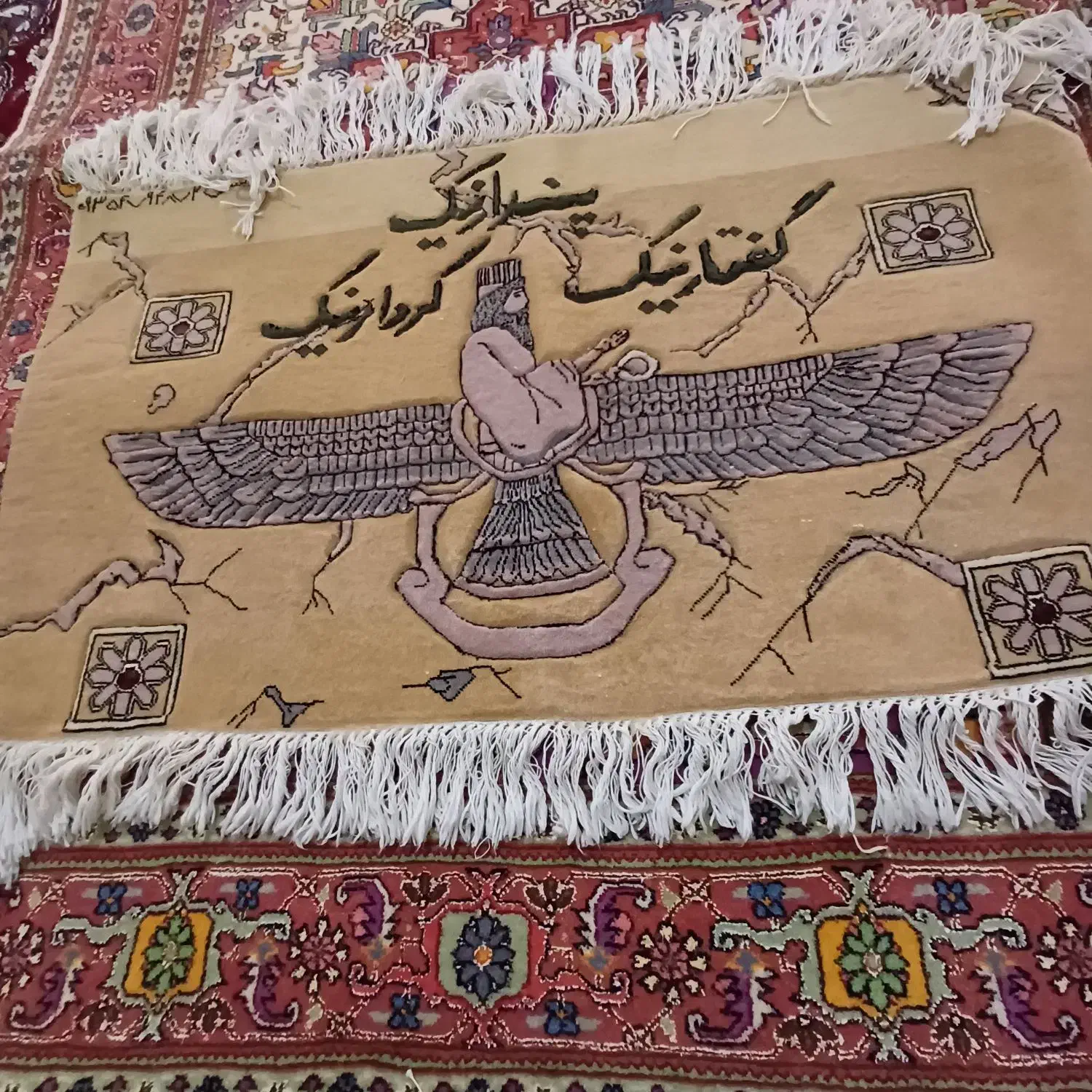 فرش دستباف گل ابریشم ریزبافت بسیارتمیزبافته شده|فرش|تهران, آذری|دیوار