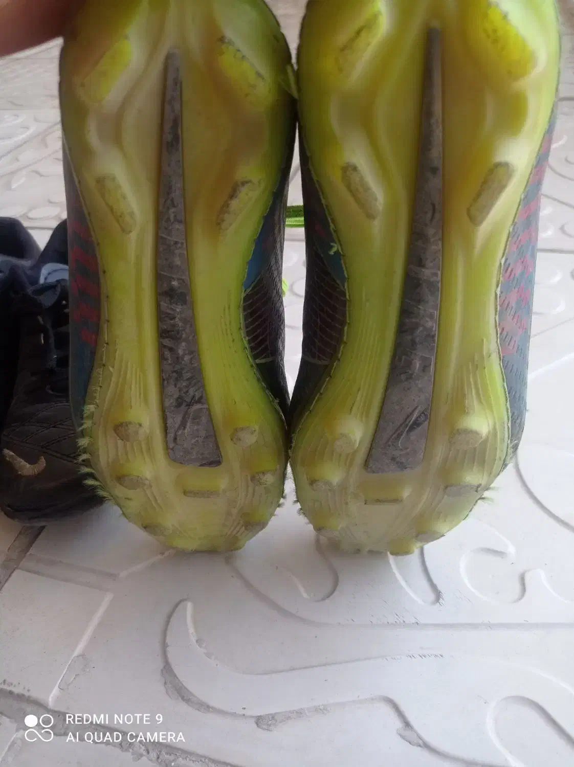 دو کفش یکی برای سالن یکی برای چمن|کیف، کفش، کمربند|بومهن, |دیوار