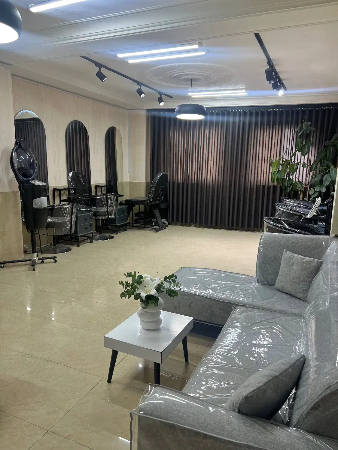 صندلی به لاین های زیبایی|خدمات آرایشگری و زیبایی|رشت, نیکمرام|دیوار