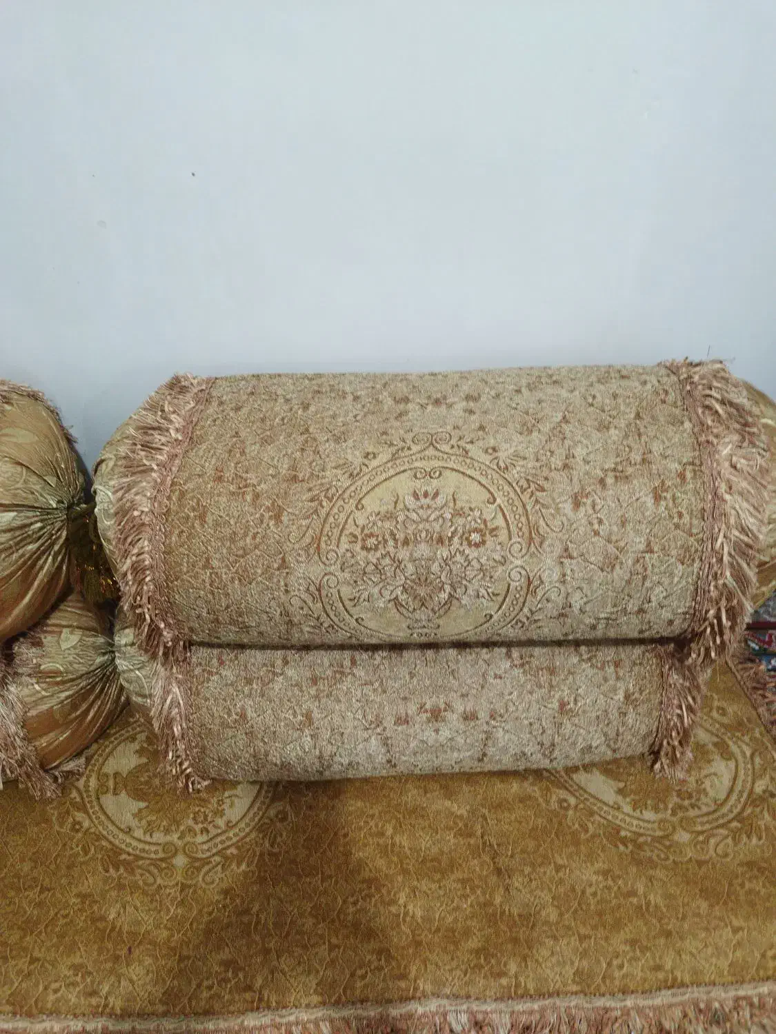 چهار عدد کناره  وچهار بالشت  بفروش میرود|رختخواب، بالش، پتو|زاهدان, |دیوار