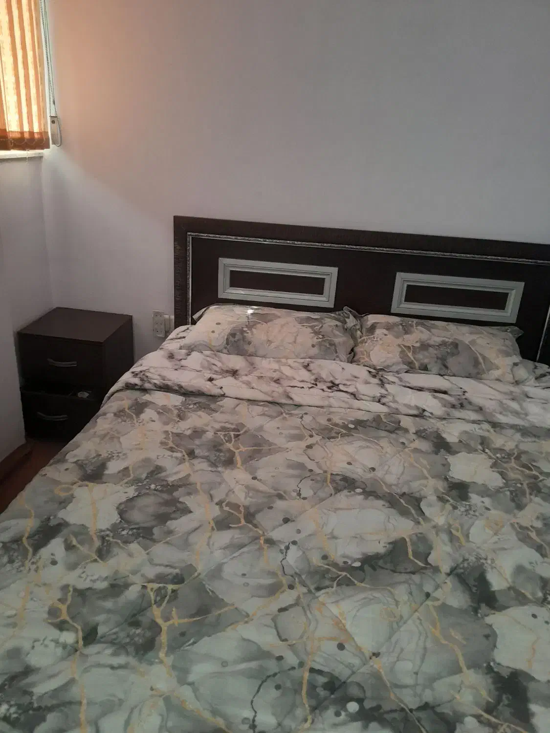 سرویس خواب دونفره|تخت و سرویس خواب|صدرا-فارس, فاز ۱|دیوار