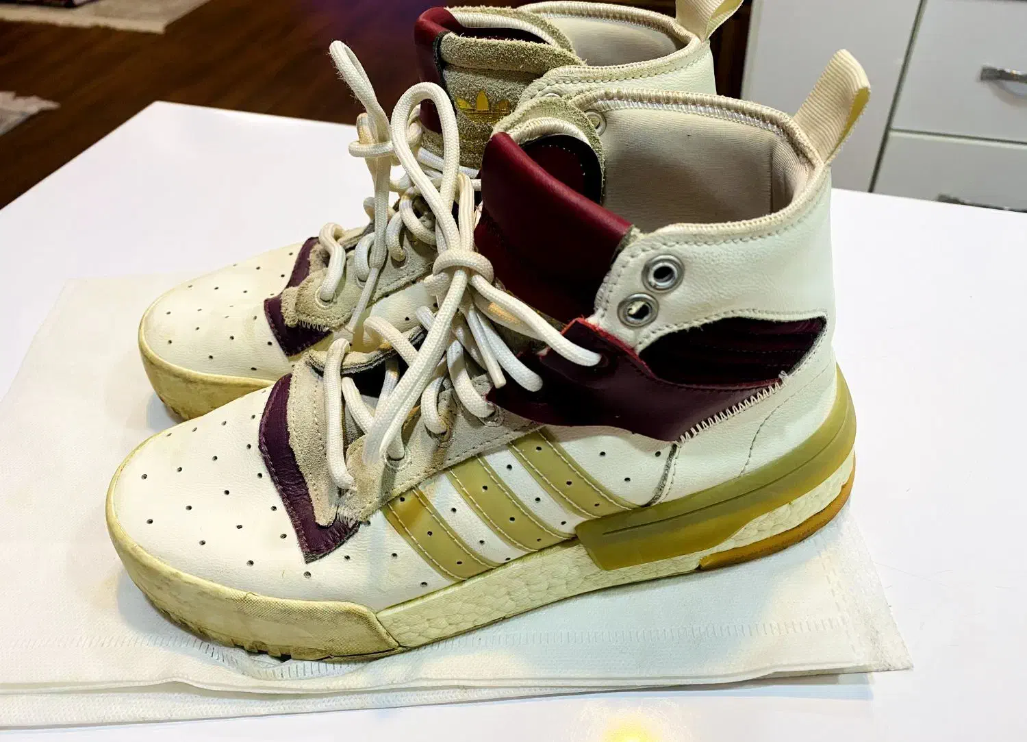 کتانی آدیداس|کیف، کفش، کمربند|رشت, گلسار|دیوار