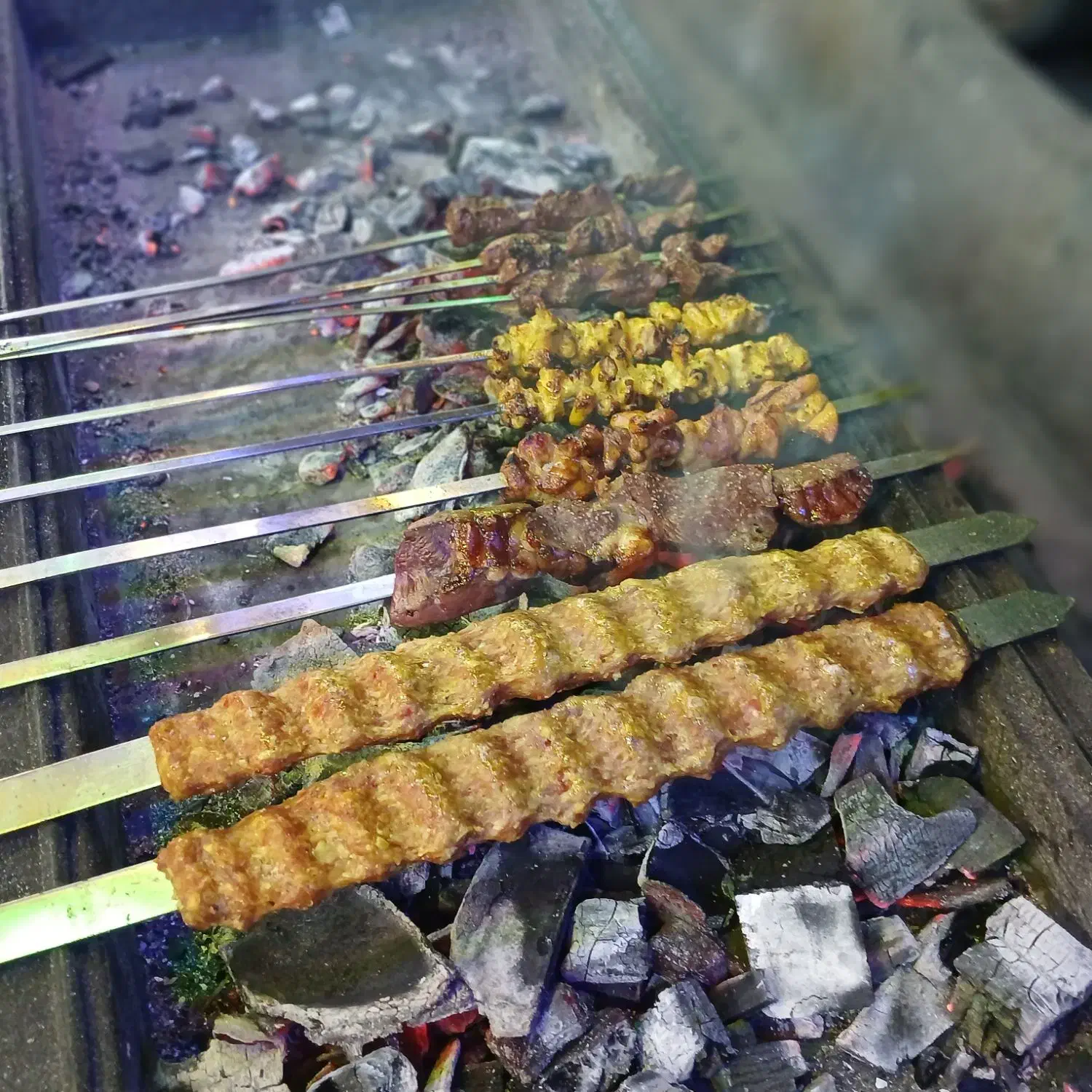 کارگر ساده جهت کاردر کبابی|استخدام خدمات فروشگاه و رستوران|تهران, مهرآباد|دیوار