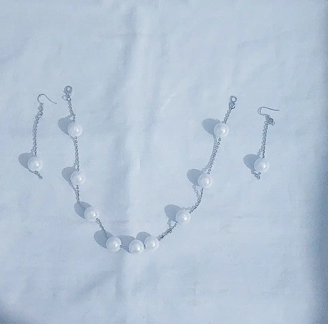 گوشواره و گردنبند مرواریدی|بدلیجات|پرند, فاز ۵|دیوار