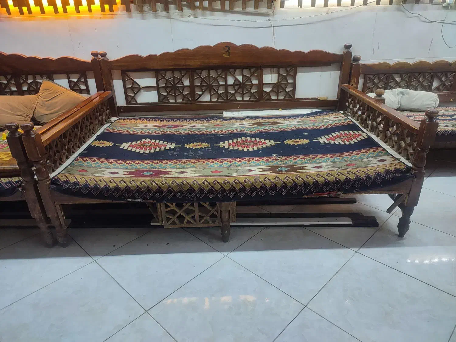 تخت چوبی|کافیشاپ و رستوران|بهارستان, |دیوار