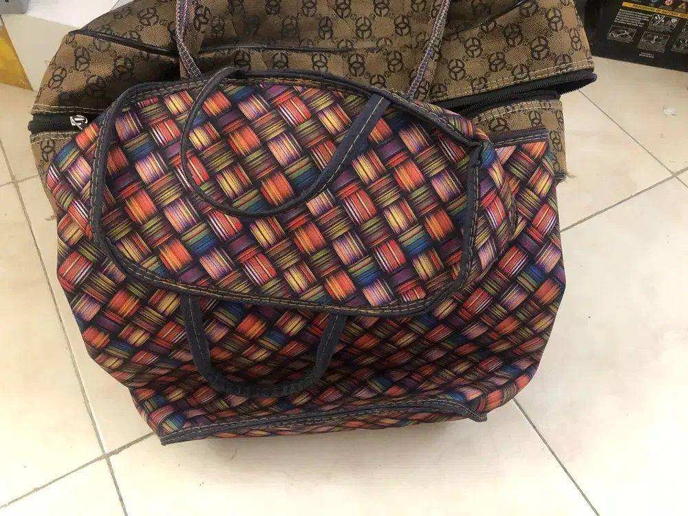 دو عدد کیف|کیف، کفش، کمربند|فولادشهر, مسکن مهر فولادشهر|دیوار